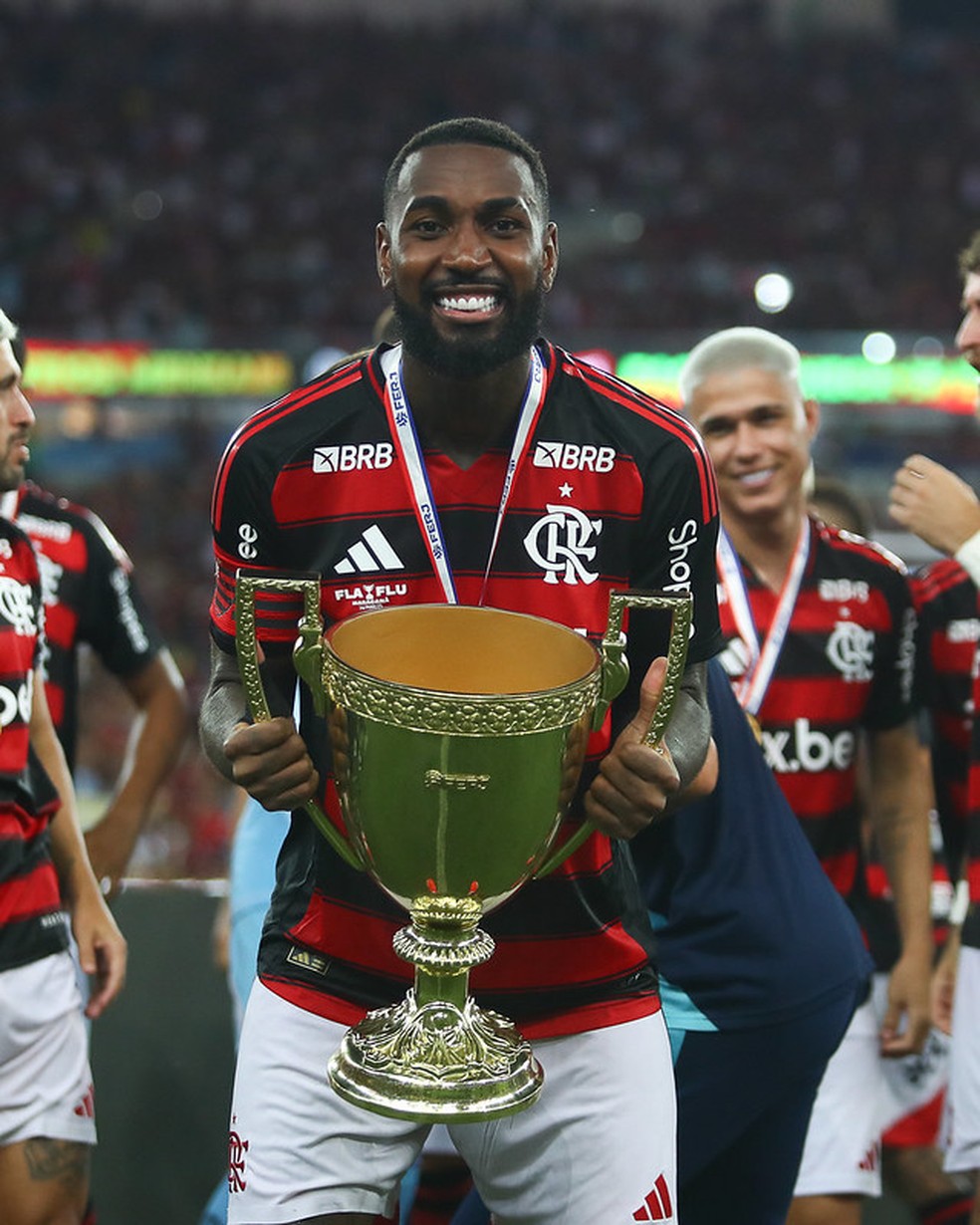 Gerson com a taça de campeão carioca pelo Flamengo — Foto: Gilvan de Souza / Flamengo
