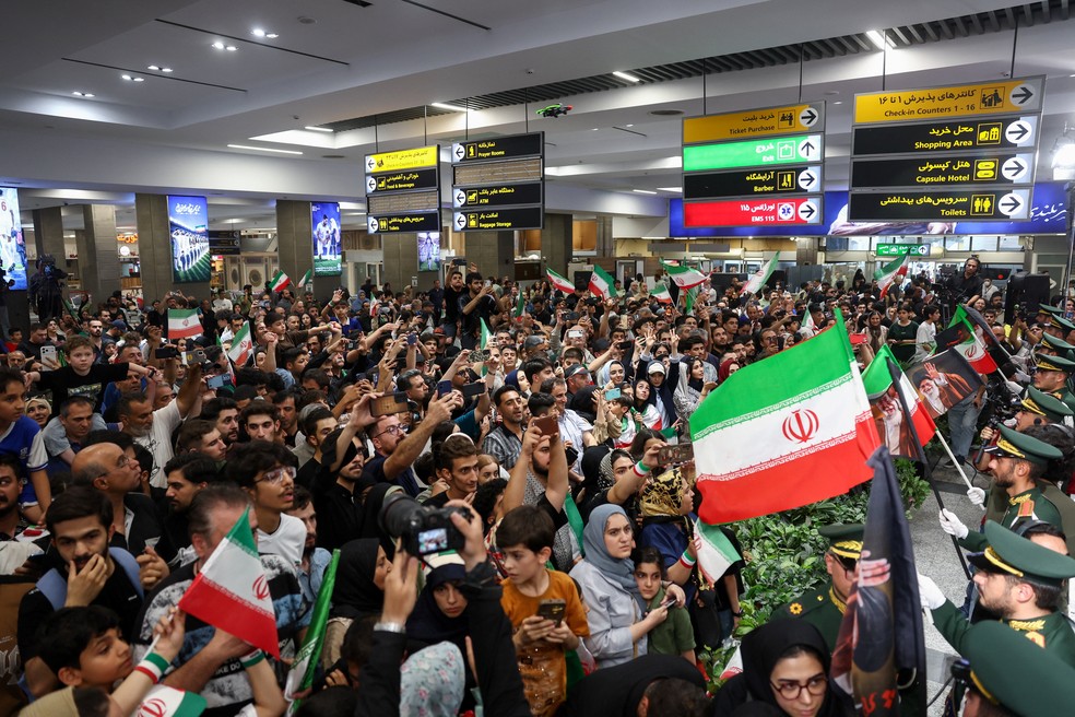 Jogadores do Irã são recebidos por multidão em Teerã — Foto: Majid Asgaripour/WANA (West Asia News Agency) via REUTERS