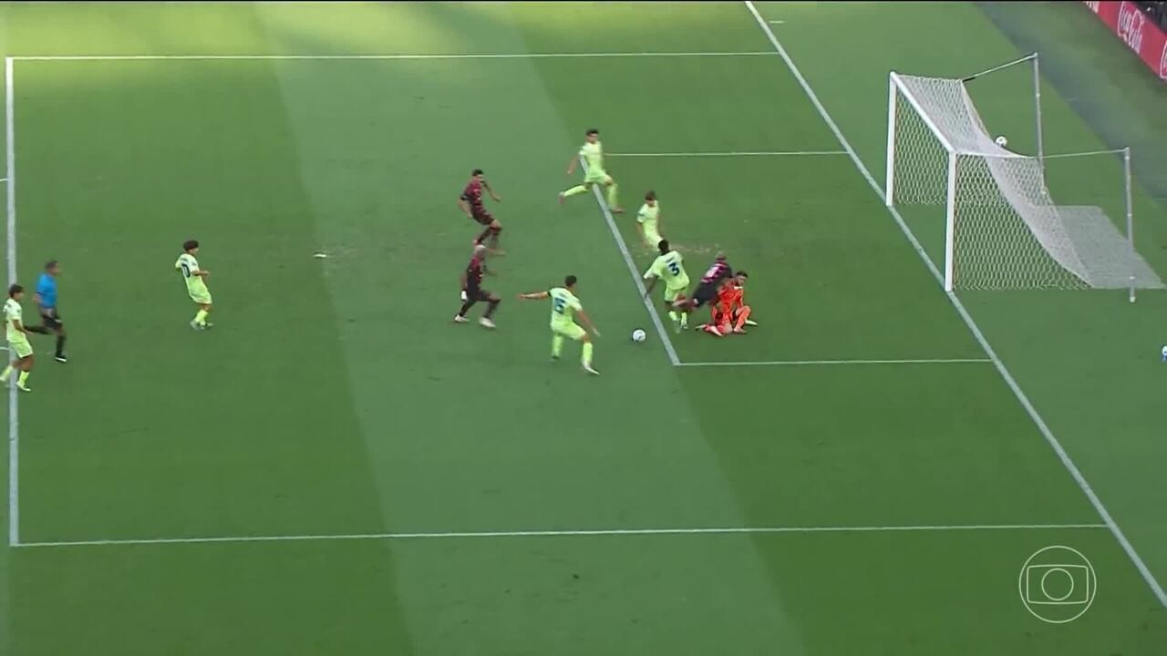 João Victor, do Flamengo, responde com maturidade a declaração de Filipe Luís