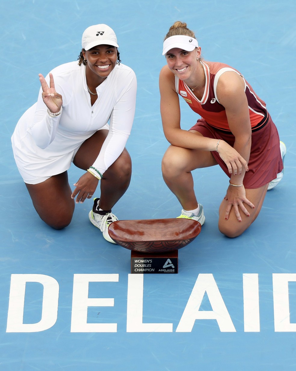 Taylor Townsend e Bia Haddad com a taça de duplas de Adelaide — Foto: Adelaide International