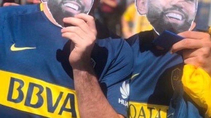 Torcedores do Boca Juniors usam m scara com rosto de Gabigol para