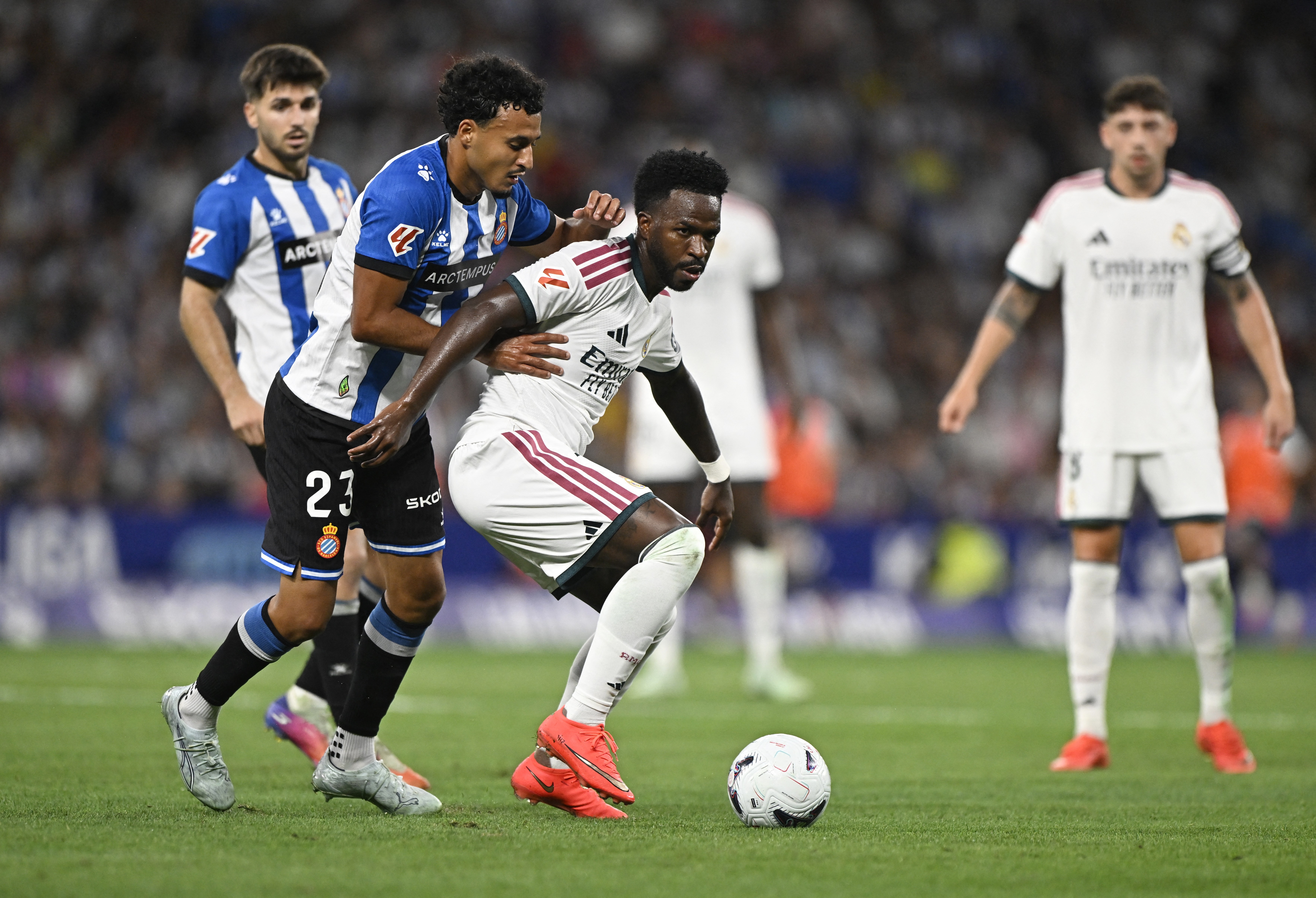 Mourinho diz que Vini Jr. sofre bullying em campo e elogia controle emocional do brasileiro