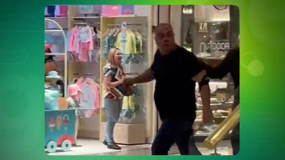 Marcos Braz, vice do Flamengo, briga com torcedor em shopping no Rio de Janeiro — Foto: Reprodução