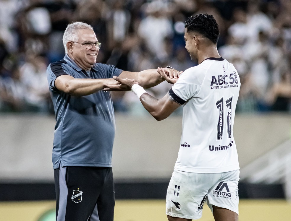 Waguinho Dias e Wallyson comemoram acesso com o ABC — Foto: Guilherme Drovas/ABC