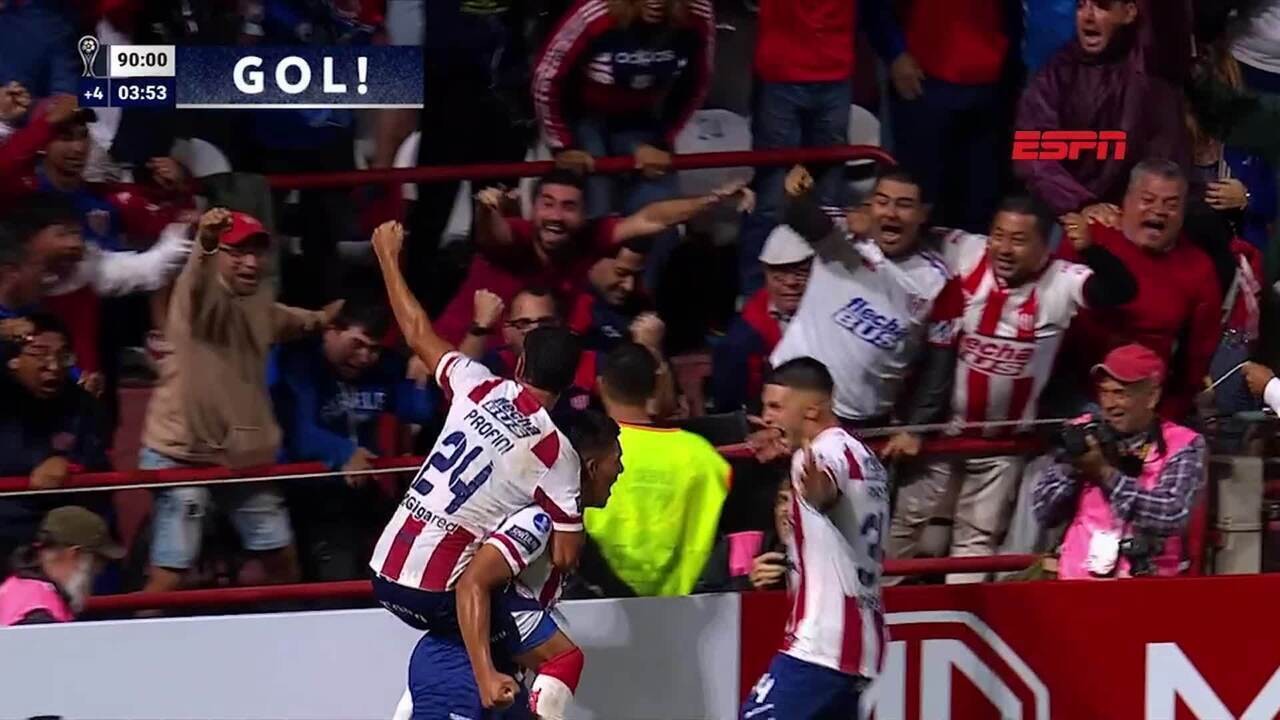 Treinamento Inovador: Algoz do Cruzeiro Aprimora Habilidades com Garrafas na Argentina