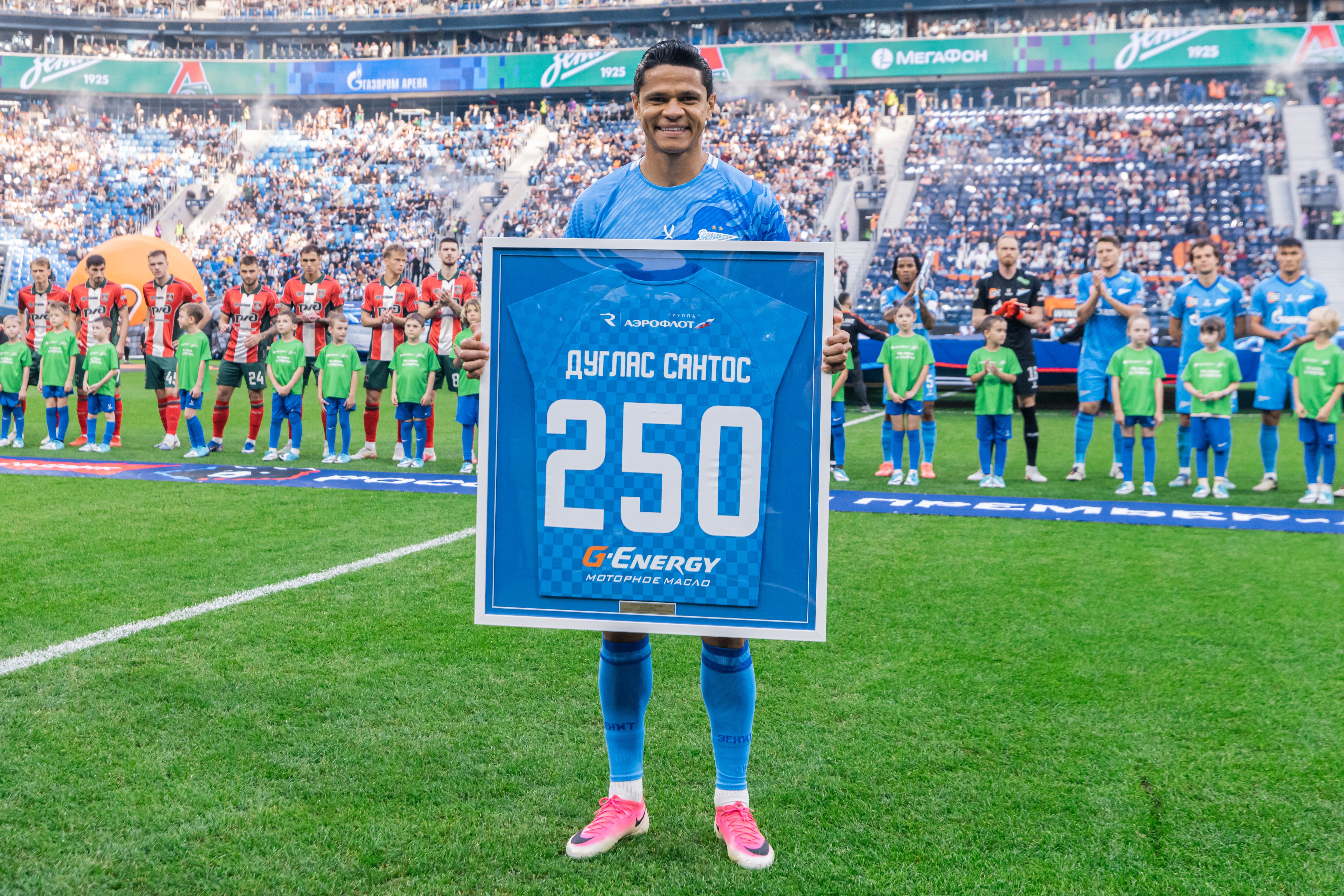 Convocado por Ancelotti, Douglas Santos completa 250 jogos pelo Zenit e recebe homenagem