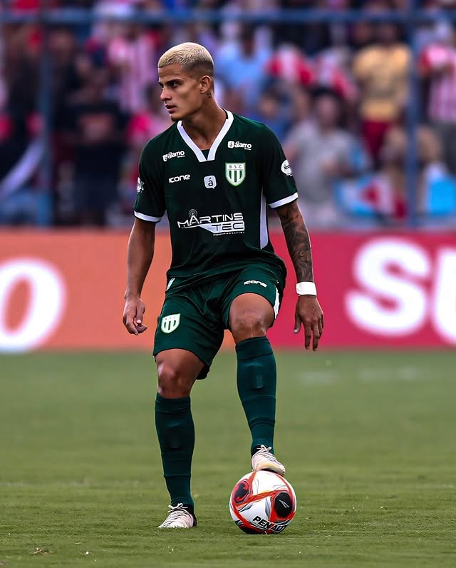 Figueirense anuncia a contratação de lateral ex-Fluminense