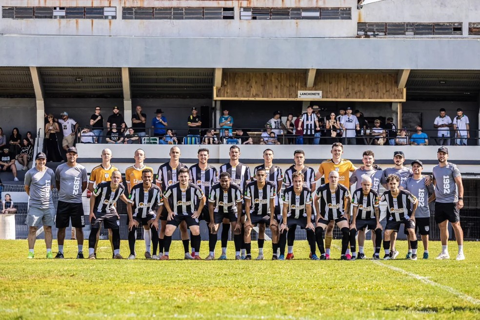 Time do 1992 na estreia do clube pelo profissional — Foto: Arquivo Pessoal/Adriano Strack