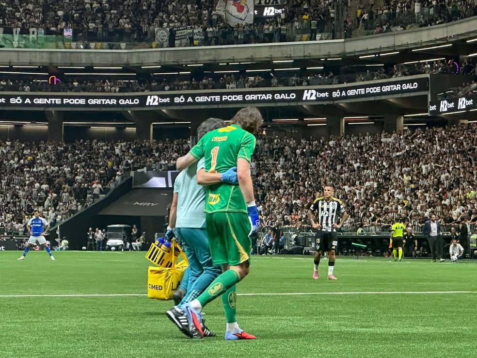 Cássio deixa o gramado da Arena MRV — Foto: André Ribas