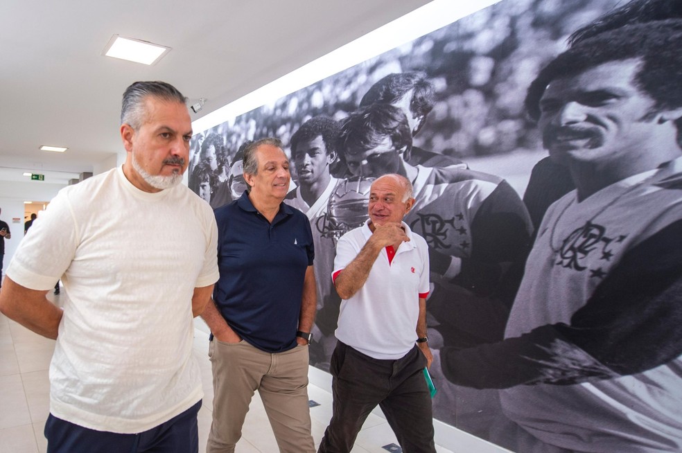 Boto ao lado de Bap em seu primeiro dia no Ninho do Urubu — Foto: Marcelo Cortes / CRF