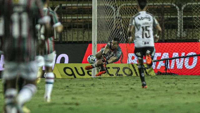 Fábio defende chute de Paulinho no primeiro tempo