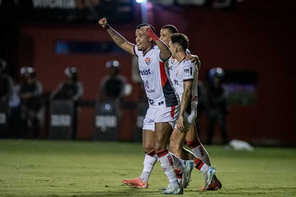 Vitória pressiona Grêmio em empate com sabor de Sul-Americana