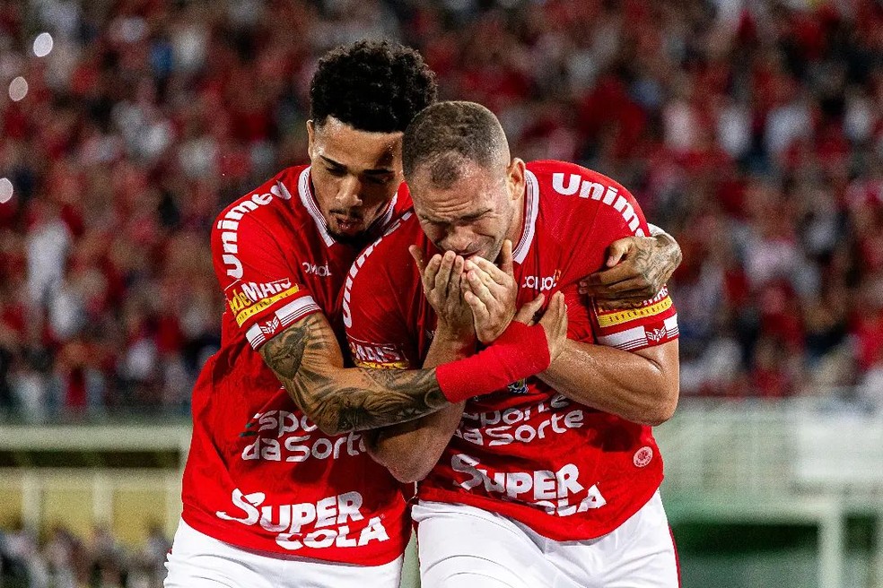 Wallace Pernambucano se emociona após gols diante do Pouso Alegre — Foto: Paulo José