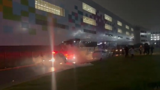 Chegada do Vasco é marcada por protestos e confusão na saída do ônibus; assista - Polícia usou bombas de efeito moral, tiros de borracha e gás de pimenta para dispersar torcedores
