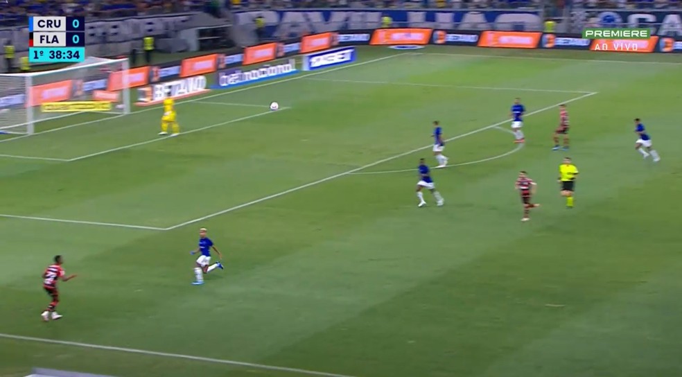 Bruno Henrique recebe a inversão de bola de Fabrício Bruno — Foto: Reprodução Sportv