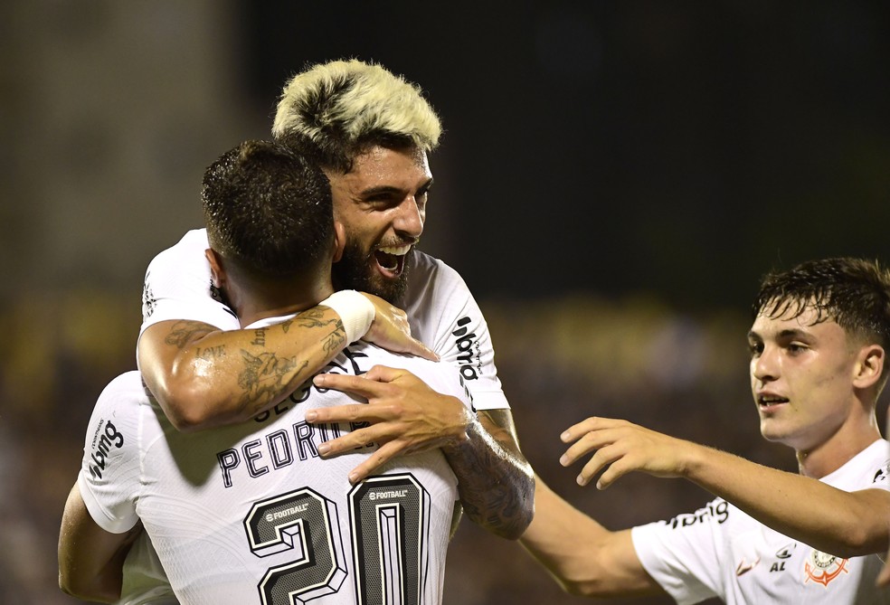 Yuri Alberto e Pedro Raul comemoram gol do Corinthians contra São Bernardo — Foto: Marcos Ribolli