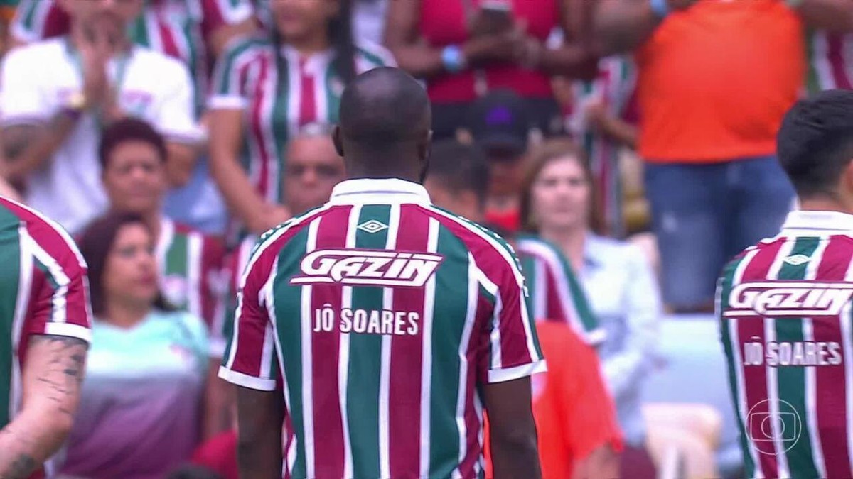Vídeo: Marcelo, do Fluminense, sobe em palcodo Lollapalooza e ganha  homenagem dos artistas - Lance!