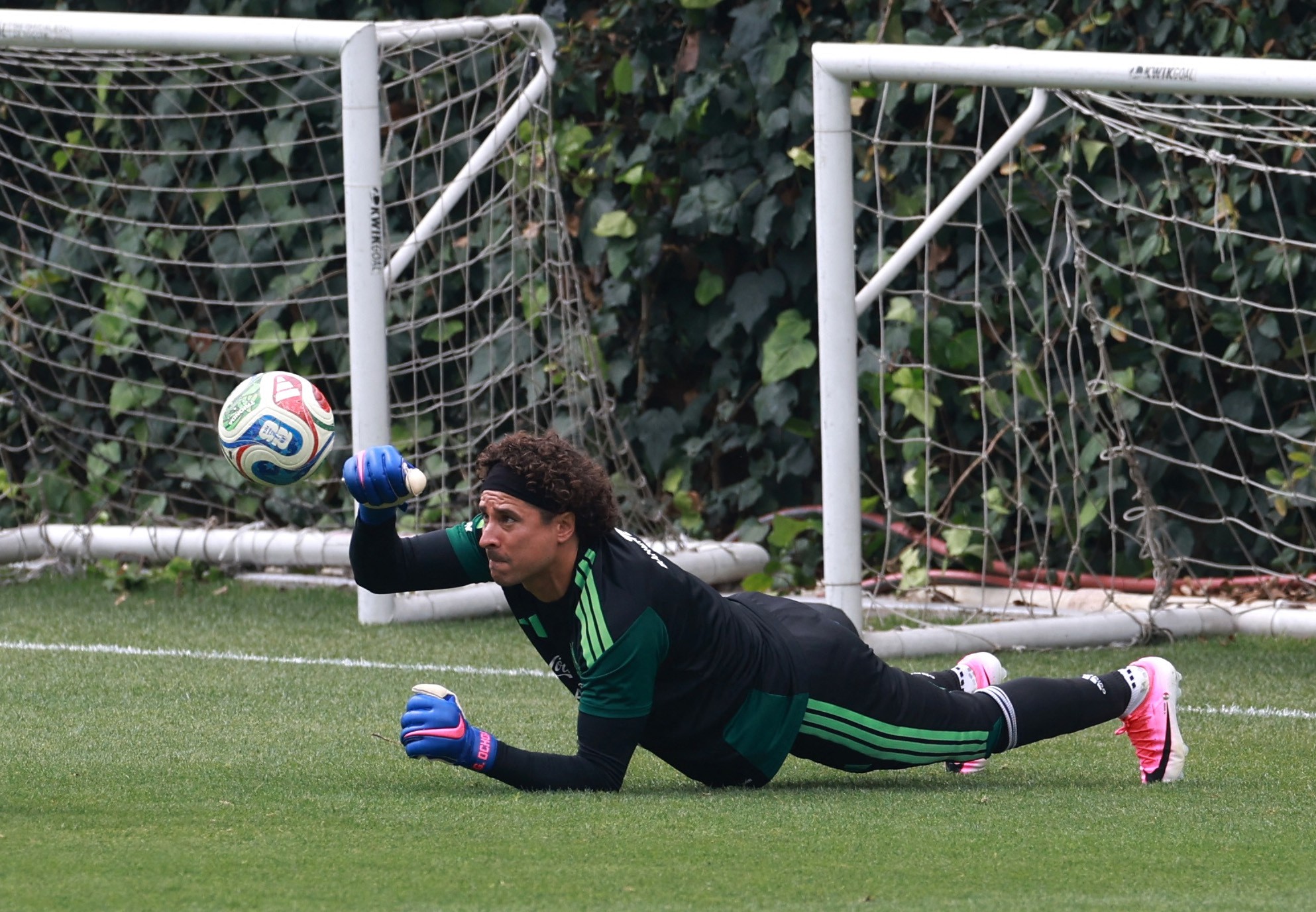 Ídolo do México, Ochoa entra em campo em sua sexta Copa do Mundo