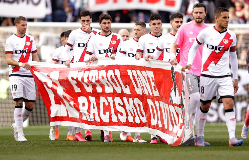 Racismo no futebol europeu: novos casos e pouca responsabilização, futebol  internacional