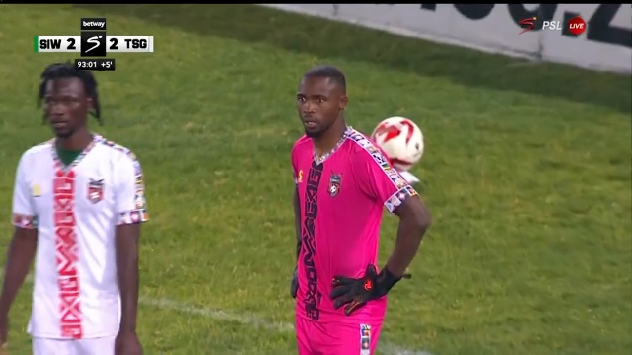 Goleiro se confunde com linhas do campo em expulsão bizarra na África do Sul; veja