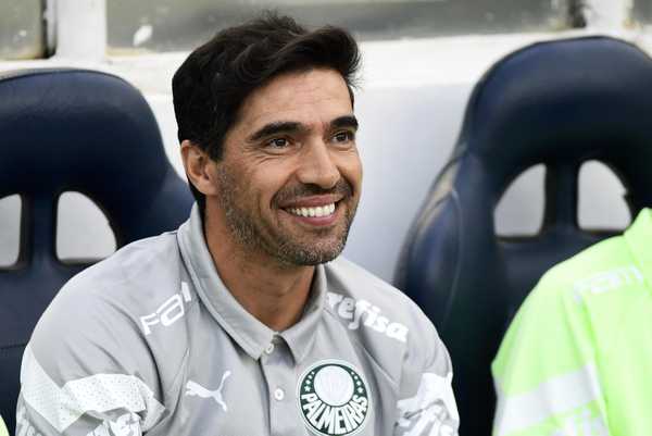 Abel Ferreira afirma compromisso de permanência no Palmeiras por dois anos.