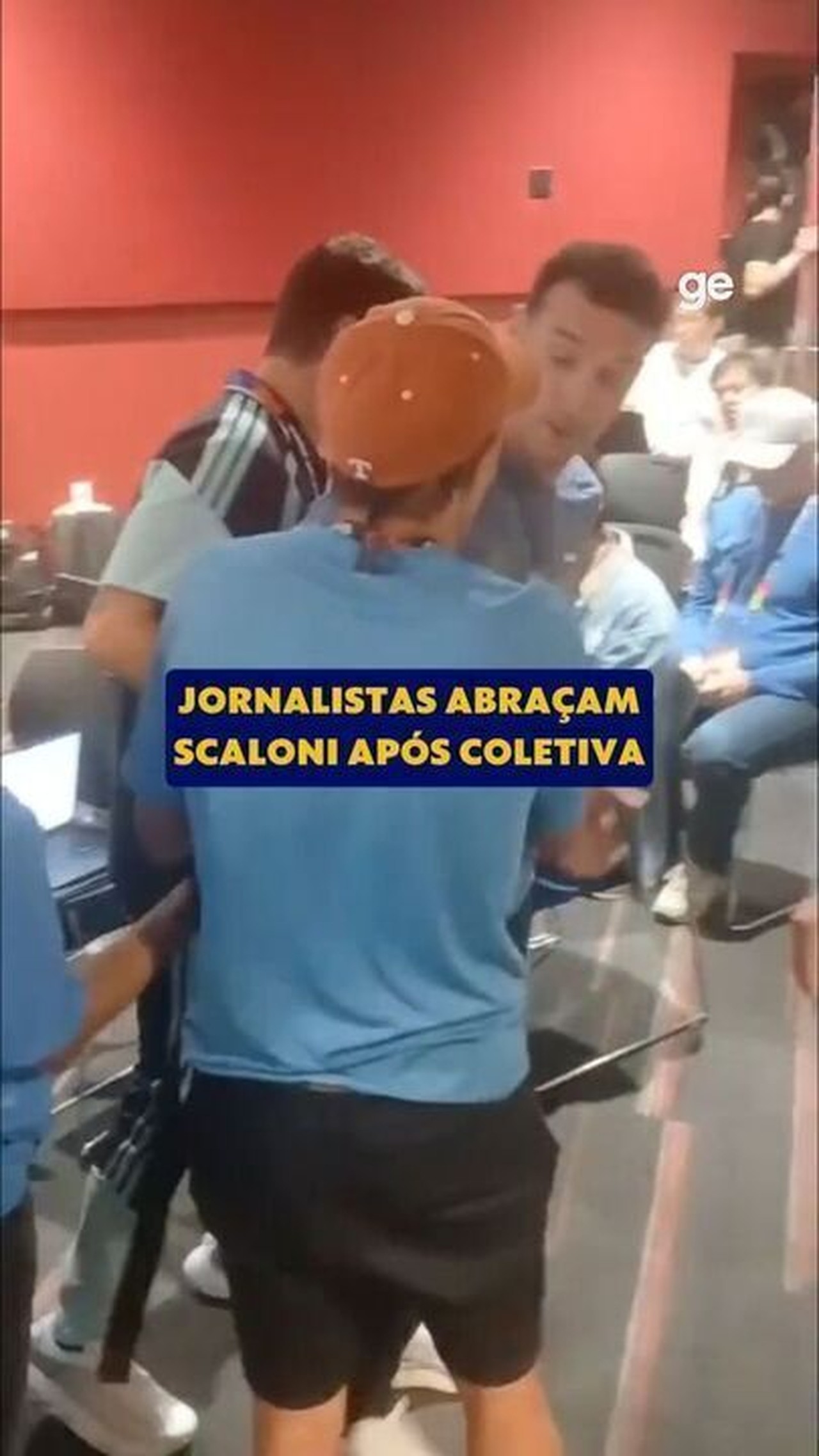 Jornalistas argentinos fazem fila para abraçar Scaloni depois de vaga na final; veja