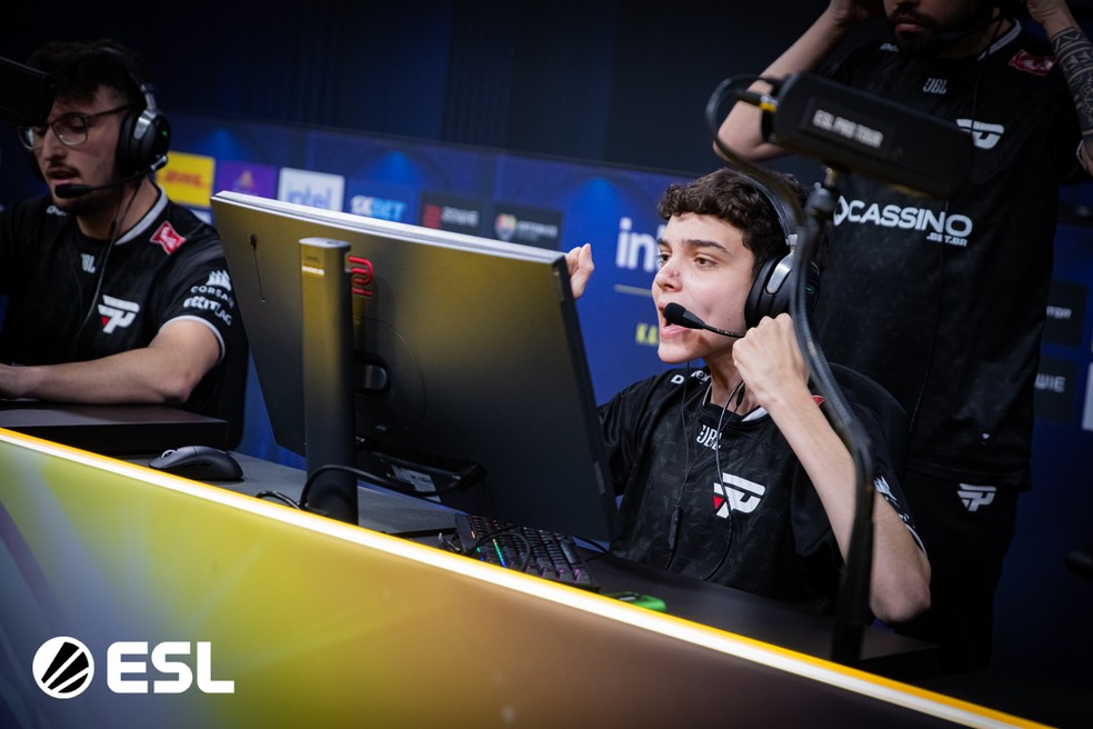 Snowzin (dir) vibra em vitória do time de Counter-Strike da paiN Gaming no IEM Katowice 2025 — Foto: ESL