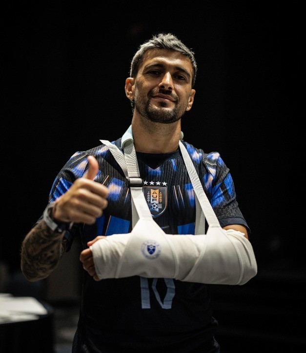 Seleção do Uruguai publica foto de Arrascaeta, do Flamengo, com braço imobilizado