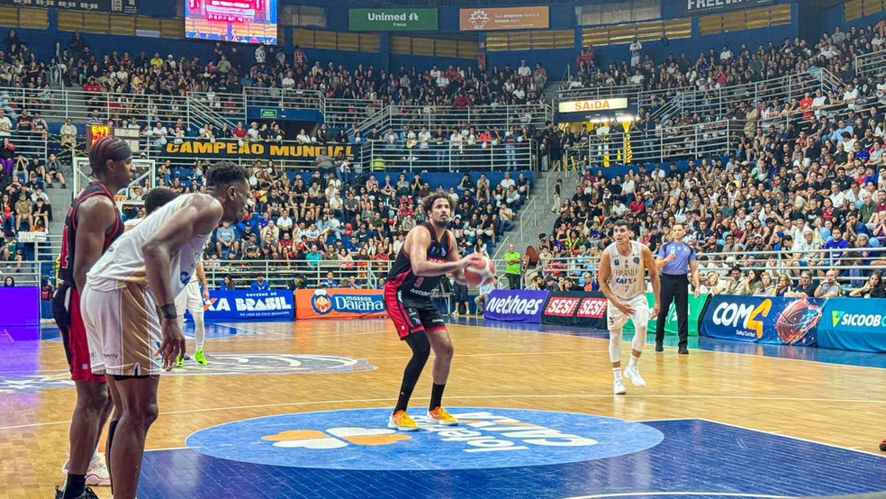 Lucas Dias em ação pelo Franca contra o Brasília no NBB 2025/2026 - semifinal - jogo 5 — Foto: Vinícius Bosak