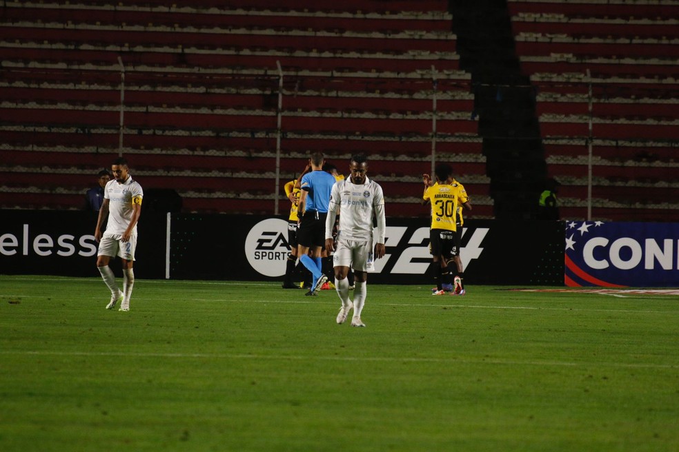 Galdino e Fabio em derrota do Grêmio para o The Strongest — Foto: João Victor Teixeira