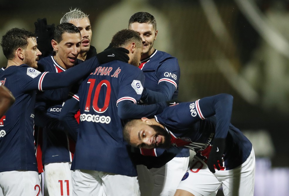 Jogadores comemoram gol de Kurzawa em vitória do PSG sobre o Angers — Foto: REUTERS/Stephane Mahe