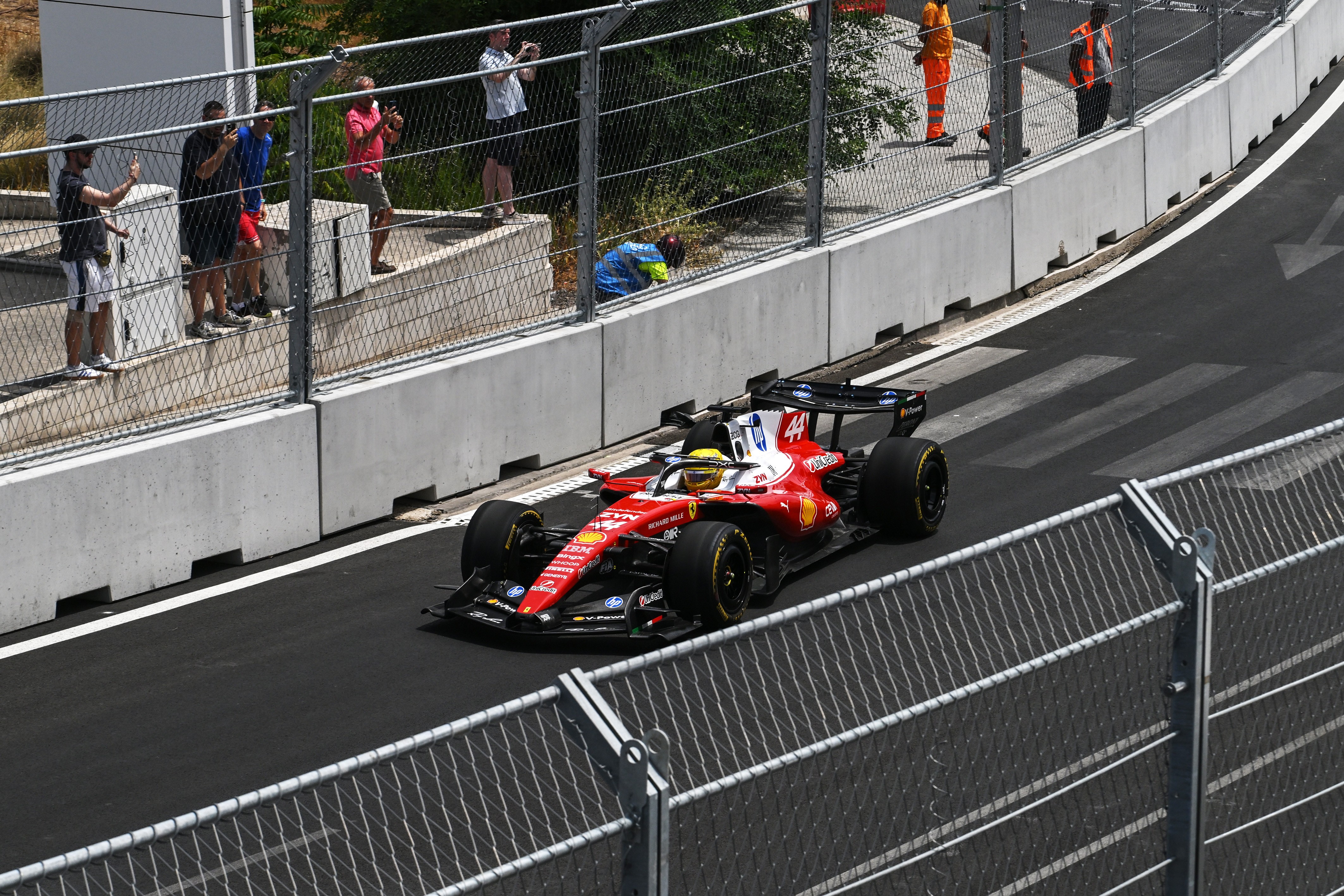 Hamilton e Leclerc testam Ferrari em nova pista do GP da Espanha da F1