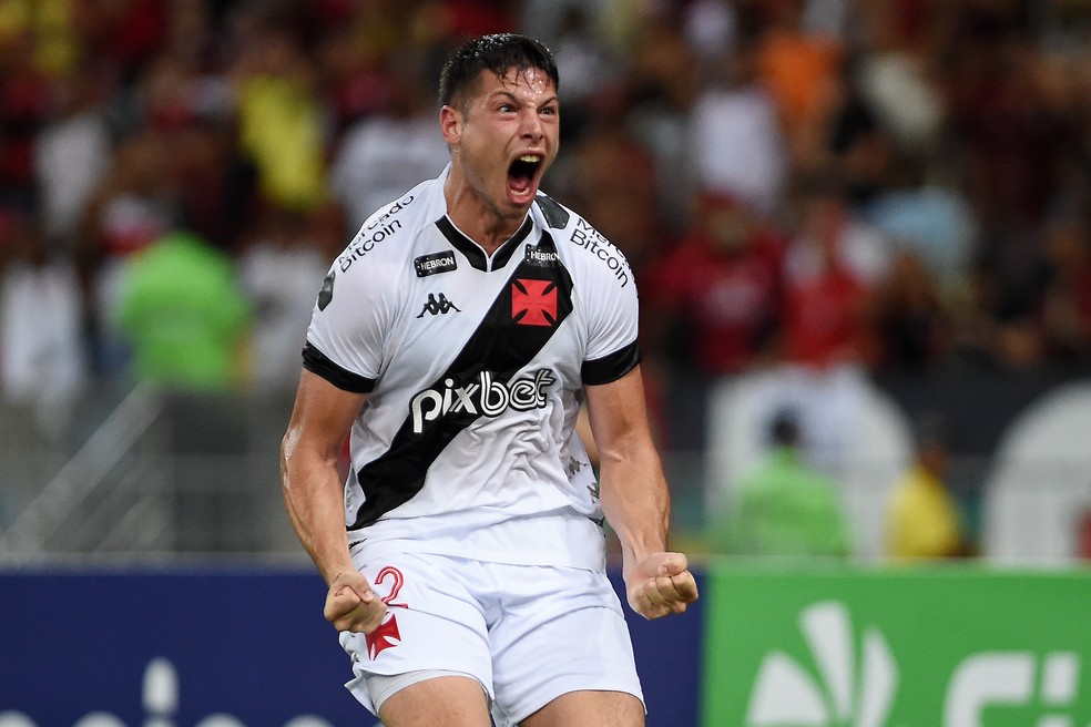 Capasso, zagueiro do Vasco, comemora gol contra o Flamengo � Foto: Andr� Dur�o/ge