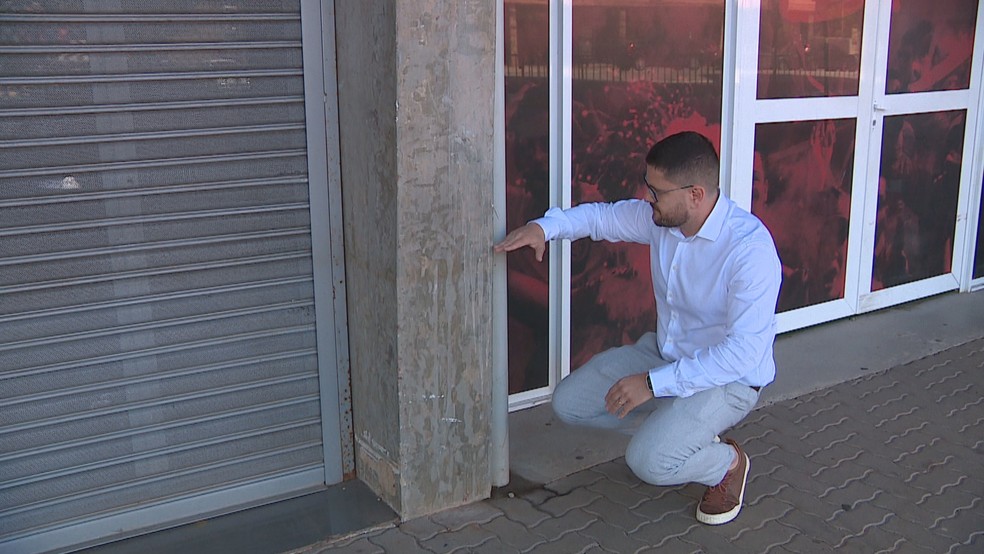 Victor Grunberg, vice-presidente do Inter, mostra altura da água no Beira-Rio — Foto: Emerson Garcia/RBS TV