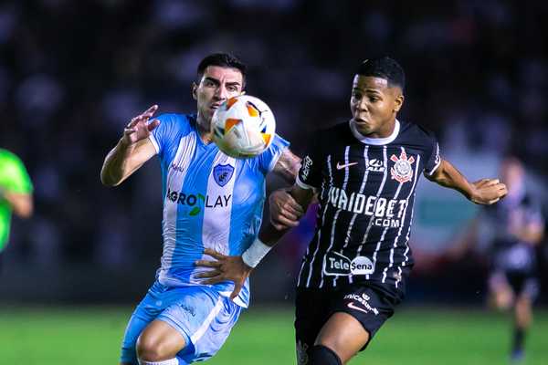 Amistoso entre Londrina e Corinthians termina com vitória do Timão por 3x0.