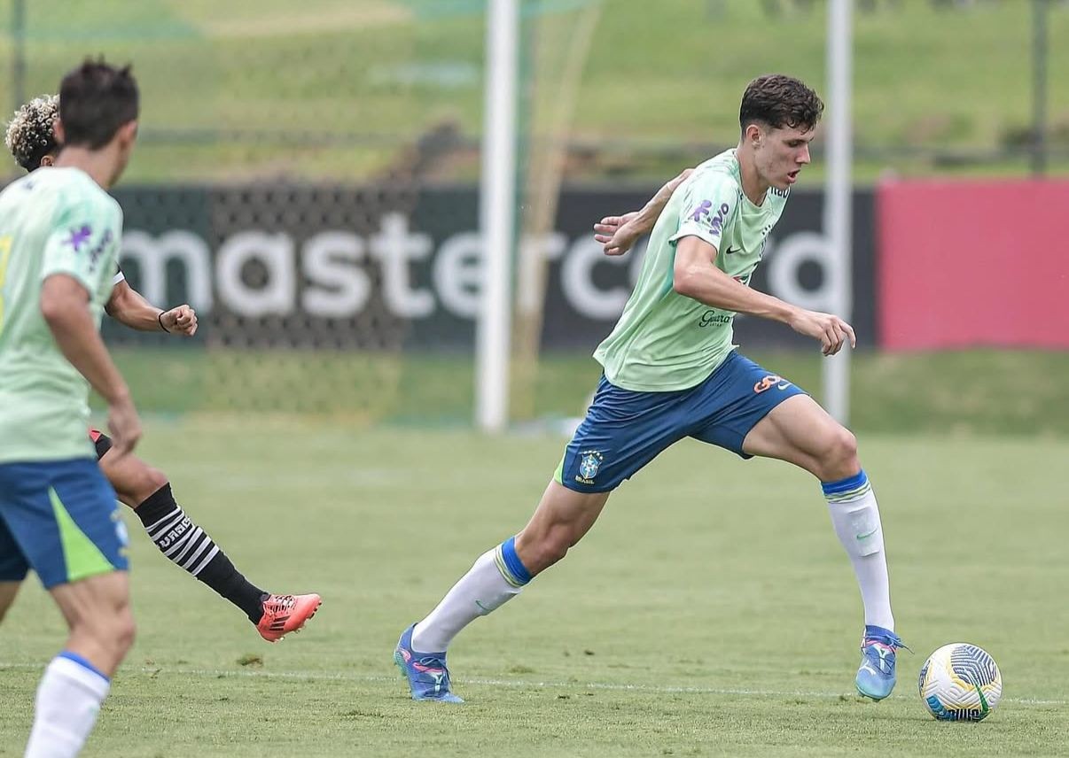Zagueiro do Palmeiras atravessa continentes em sete dias rumo à Copa do Mundo de Clubes.