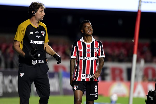 BAIXA DE PESO: Marcos Antônio sofre lesão na coxa e desfalca São Paulo por diversas semanas