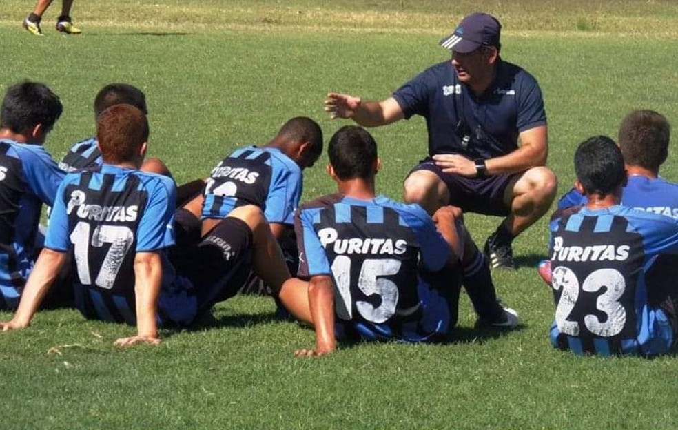 Aldo Correa orientando De la Cruz e outros jovens da base do Liverpool — Foto: Arquivo Pessoal