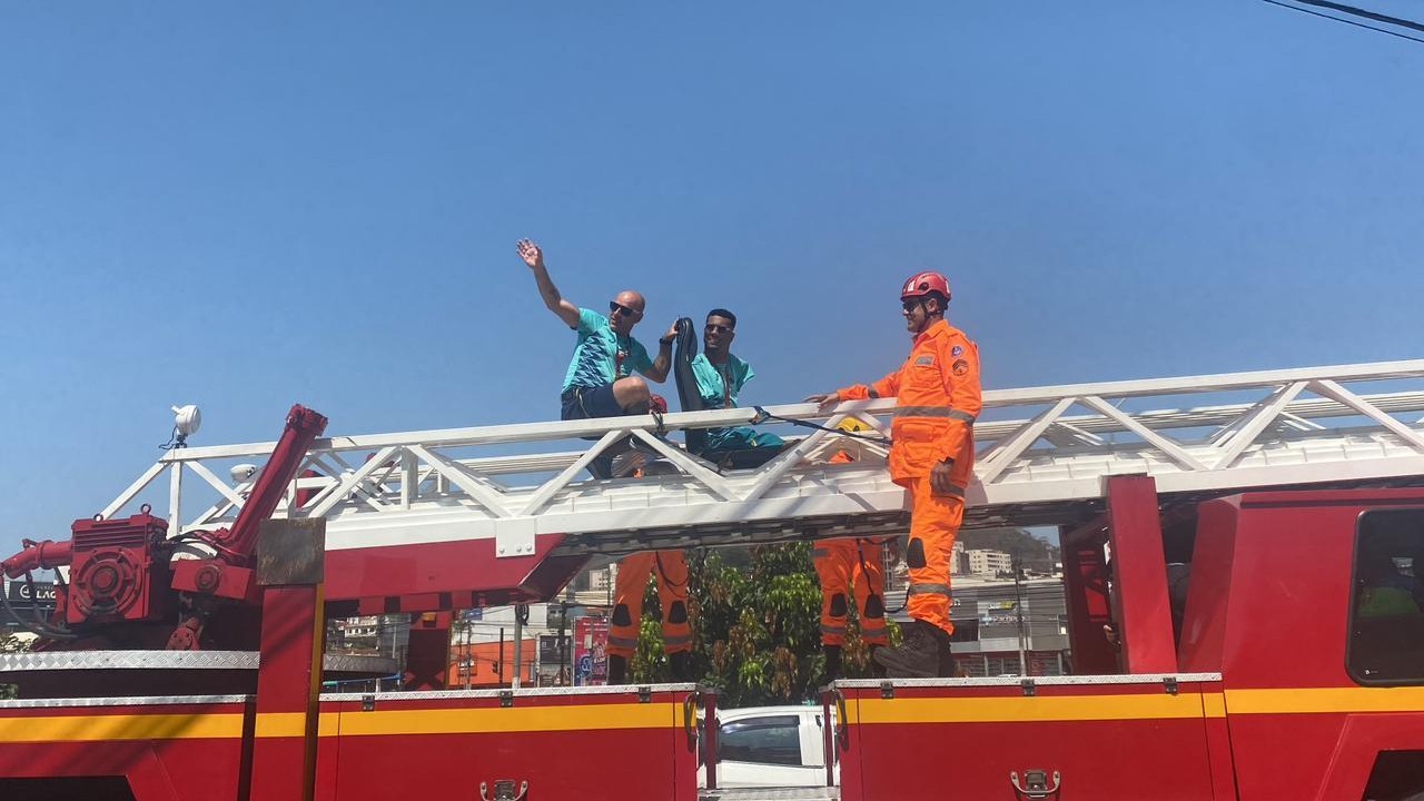 Gabrielzinho desfila no caminhão dos Bombeirosroleta super spin rouletteJuizroleta super spin rouletteFora