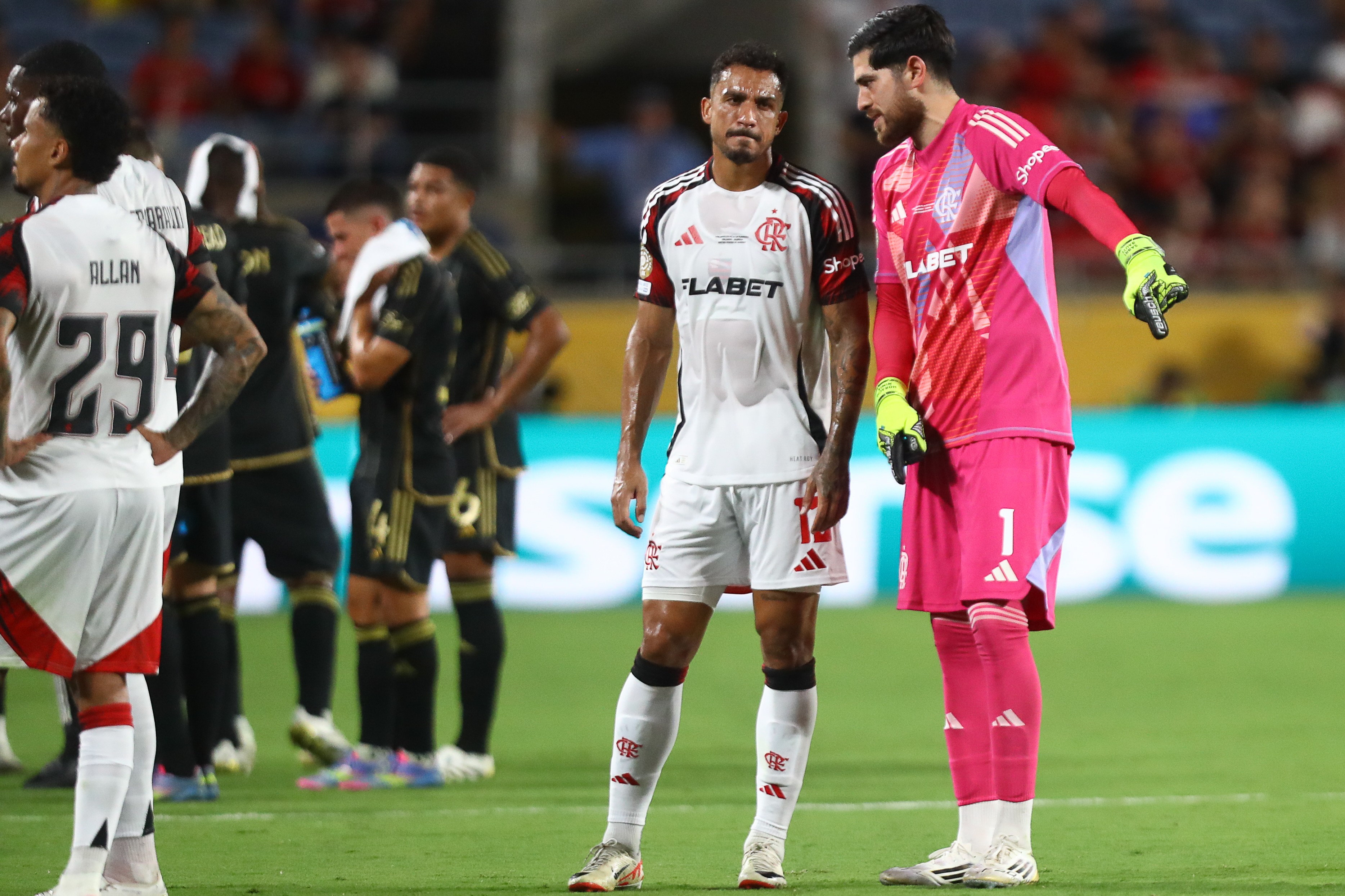 Flamengo mantém invencibilidade em jogo marcado por baixa motivação dos adversários.