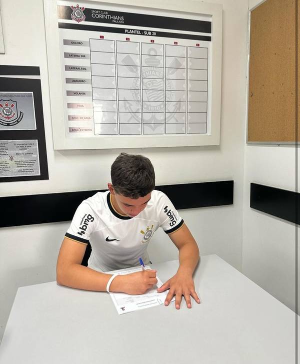 Irmão de Moscardo assina contrato com Corinthians e ganha incentivo do volante: 