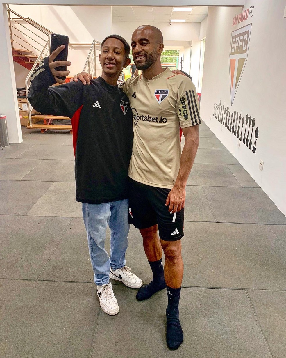 Lucas Moura tira foto com Willyans Paulo, torcedor do São Paulo vítima de racismo — Foto: São Paulo