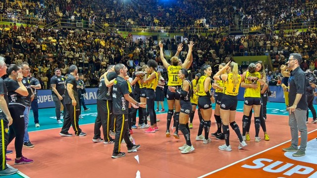 Praia Clube é aplaudido pela torcida após a conquista da Superliga