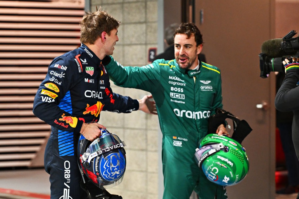 Verstappen cita Alonso e Leclerc ao montar "piloto perfeito"