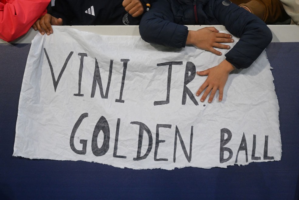Torcedores do Real Madrid pedem Vini Jr. no prêmio da Bola de Ouro — Foto: Getty Images