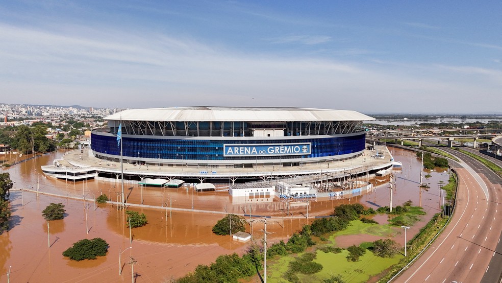 Arena do Grêmio completamente alagada pelas chuvas em Porto Alegre — Foto: Reuters