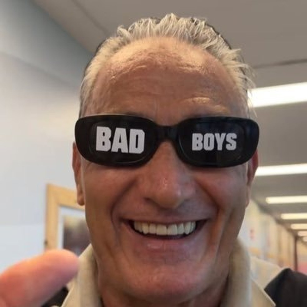 Tite, do Flamengo, com óculos do filme Bad Boys