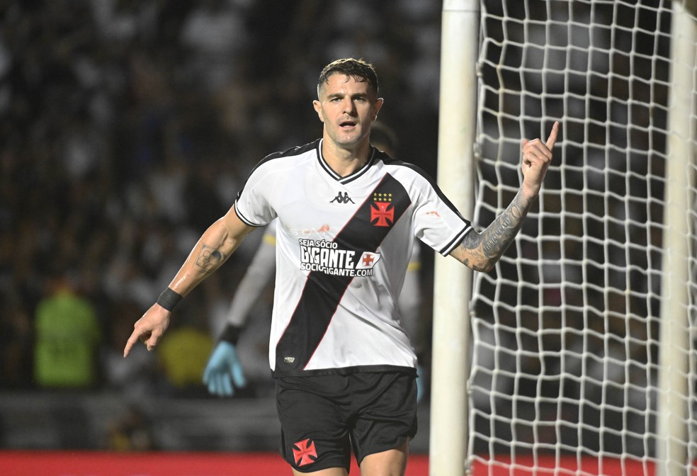 Vegetti comemora gol do Vasco contra o Água Santa — Foto: André Durão