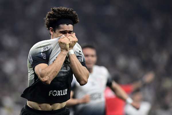 Corinthians avança à semifinal da Copa do Brasil após festa por Memphis.