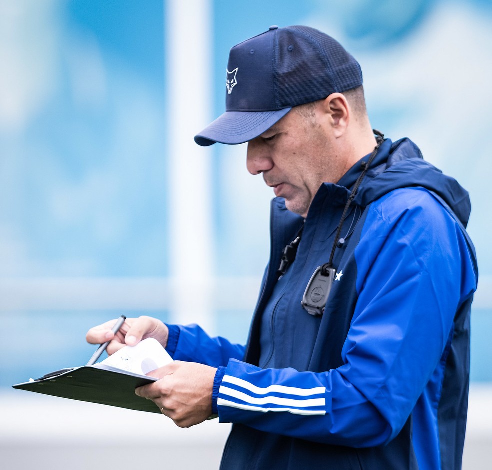Leonardo Jardim tem desfalque de três titulares no Cruzeiro contra o Vitória — Foto: Gustavo Aleixo/Cruzeiro